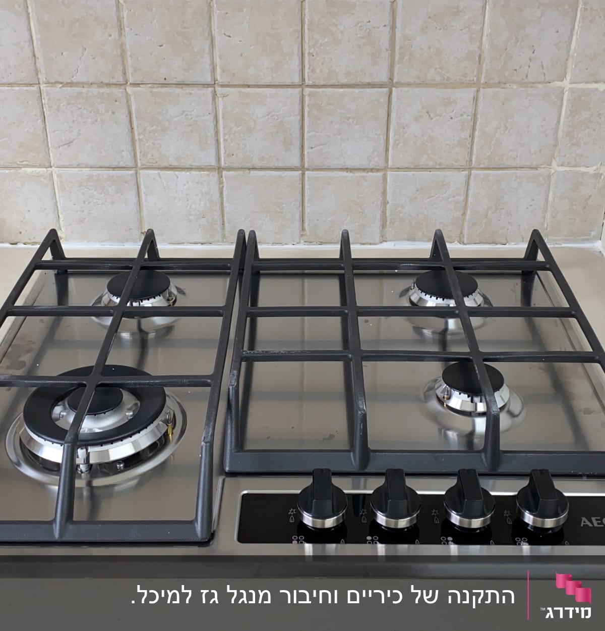 כיריים גז עם ארבעה מבערים וכפתורי שליטה